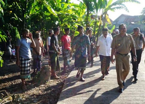 Nusabali.com - padat-karya-di-desa-takmung-ditutup
