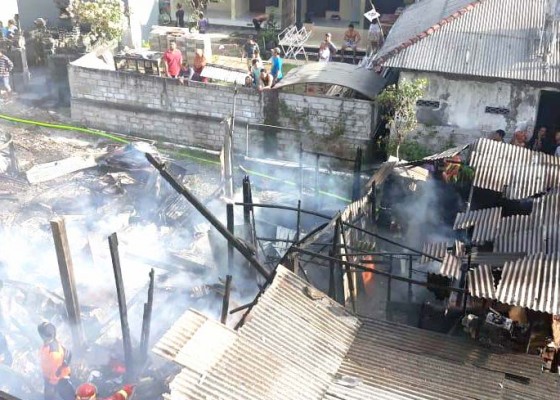 Nusabali.com - diduga-korsleting-listrik-bangunan-bedeng-terbakar