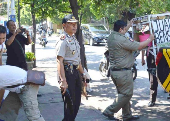 Nusabali.com - polisi-tertibkan-pedagang-bandel