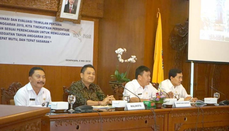 www.nusabali.com-rai-mantra-pimpin-rapat-evaluasi-pembangunan-triwulan-i-pemkot-denpasar