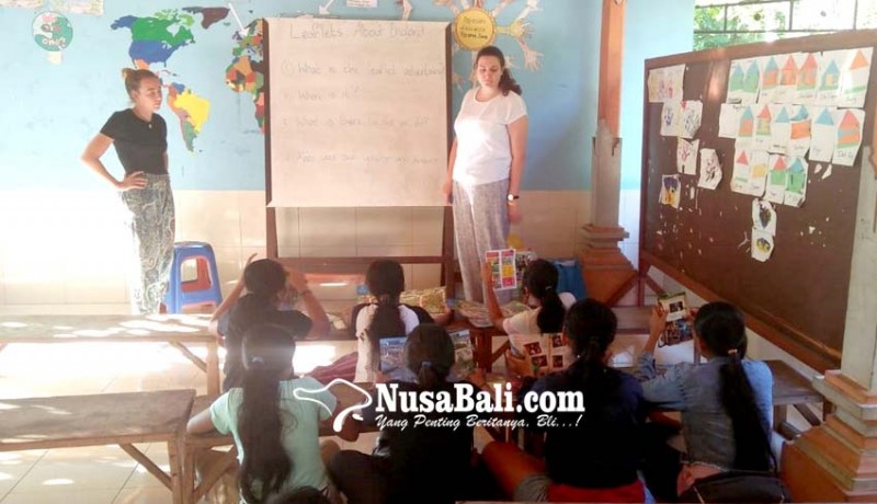 www.nusabali.com-dua-relawan-asing-bantu-mengajar-di-yayasan