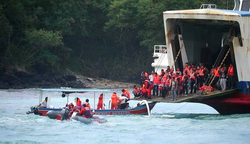 www.nusabali.com-kapal-kandas-194-penumpang-dievakuasi-dalam-kondisi-selamat