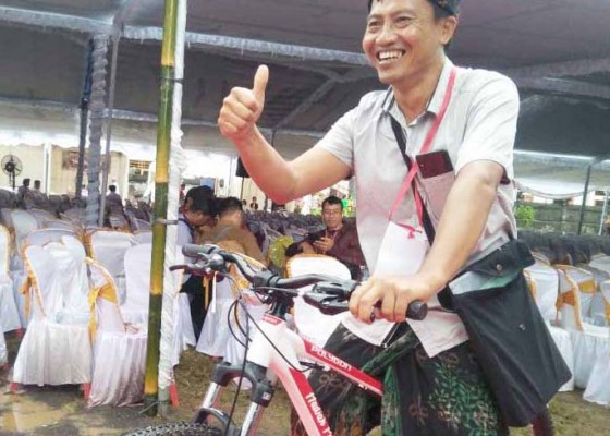 Nusabali.com - dua-warga-dapat-hadiah-sepeda-dari-presiden