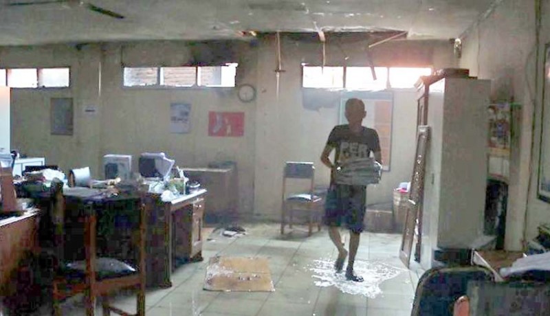 www.nusabali.com-bakar-sampah-rumah-dan-sekolah-terbakar