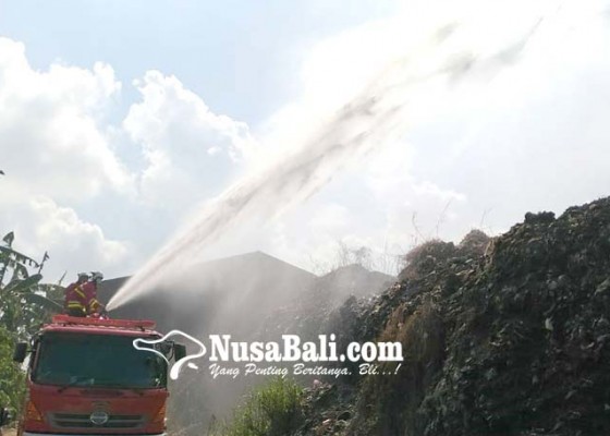 Nusabali.com - 8-truk-damkar-padamkan-api