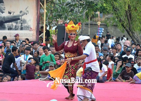 Nusabali.com - sekaa-joged-satya-kanti-bangli-curi-perhatian-penonton