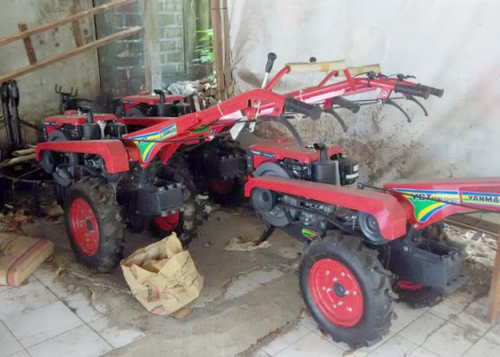 Nusabali.com - nyaplir-traktor-bantuan-pusat-mangkrak