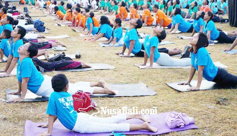 www.nusabali.com-yoga-massal-meriahkan-hut-kota-amlapura