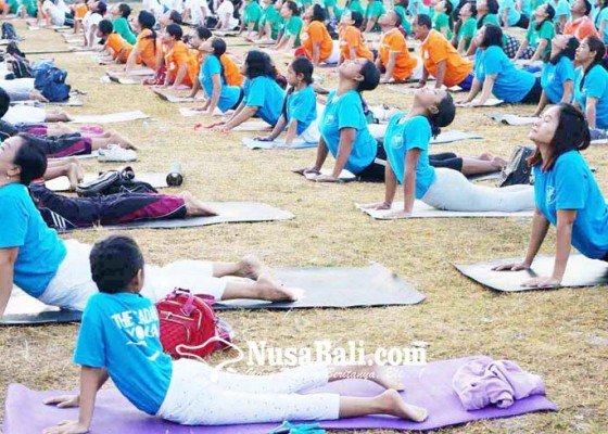 Nusabali.com - yoga-massal-meriahkan-hut-kota-amlapura