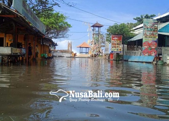 Nusabali.com - wisata-kuliner-pantai-lebih-kembali-diterjang-air-laut