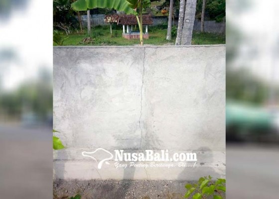 Nusabali.com - baru-sebulan-usai-dibangun-tembok-pagar-tpu-retak