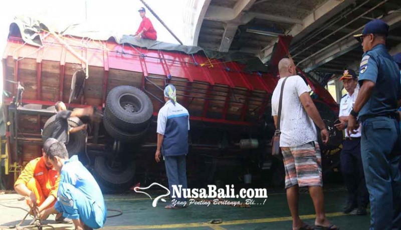 www.nusabali.com-kapal-oleng-tronton-menimpa-5-kendaraan
