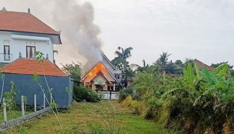 www.nusabali.com-gereja-protestan-di-lc-baktiseraga-terbakar