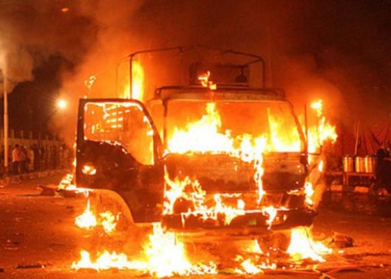 Nusabali.com - truk-pertamina-terbakar-tiga-tewas