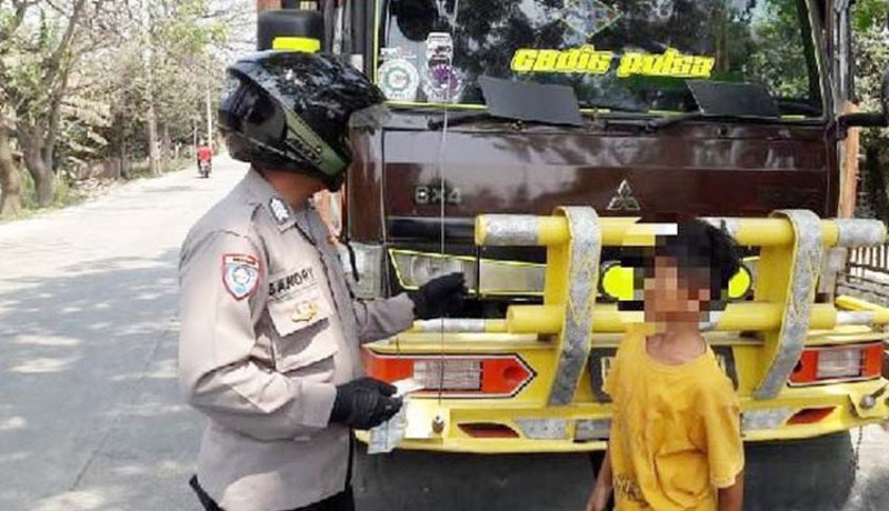 www.nusabali.com-nyopir-truk-bocah-15-tahun-ditilang-polisi