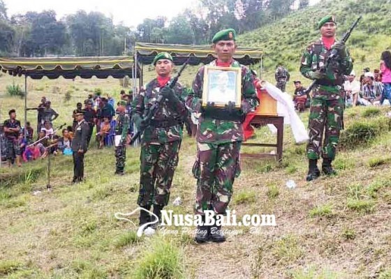 Nusabali.com - tembakan-salvo-iringi-pemakaman-veteran-pejuang