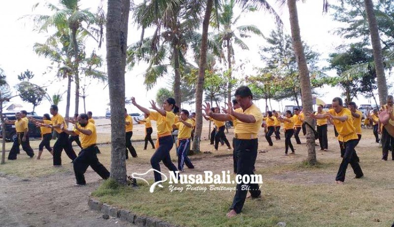 www.nusabali.com-bambu-kuning-latihan-bersama-di-pantai-masceti