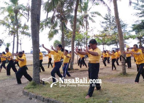 Nusabali.com - bambu-kuning-latihan-bersama-di-pantai-masceti