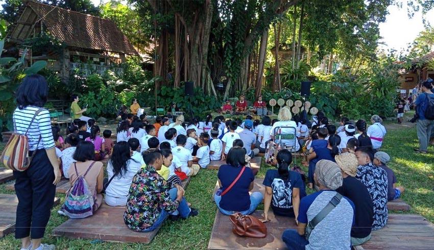 www.nusabali.com-made-taro-mendongeng-di-festival-tepi-sawah-2019