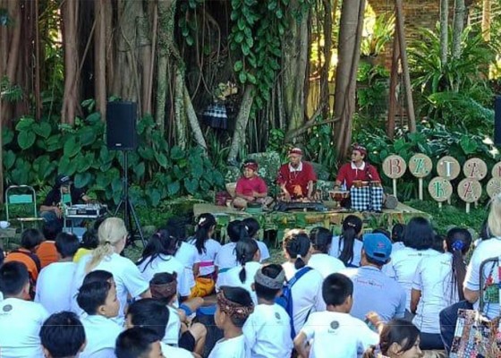 Nusabali.com - made-taro-mendongeng-di-festival-tepi-sawah-2019