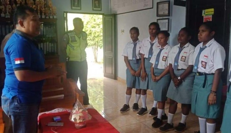 www.nusabali.com-polisi-sambangi-siswa-papua-di-jembrana