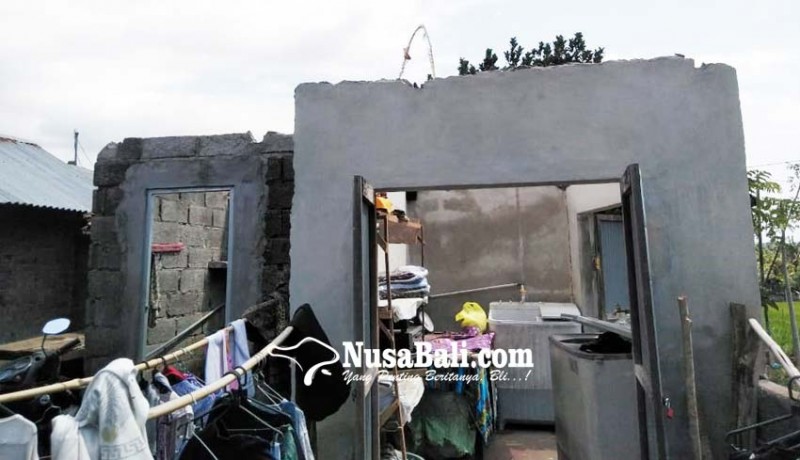 www.nusabali.com-atap-rumah-warga-desa-pegadungan-diterbangkan-puting-beliung