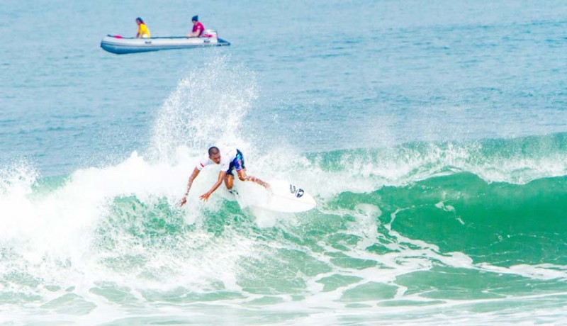 www.nusabali.com-ratusan-surfer-beraksi-di-pantai-medewi