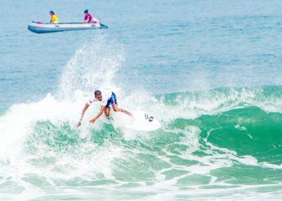 Nusabali.com - ratusan-surfer-beraksi-di-pantai-medewi