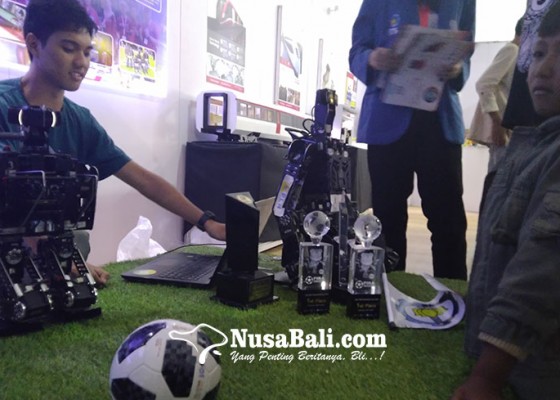Nusabali.com - wuih-ada-robot-humanoid-di-lapangan-renon