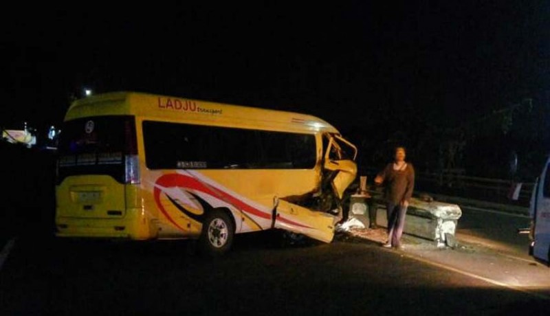 www.nusabali.com-minibus-kecelakaan-penumpang-terlempar-ke-luar