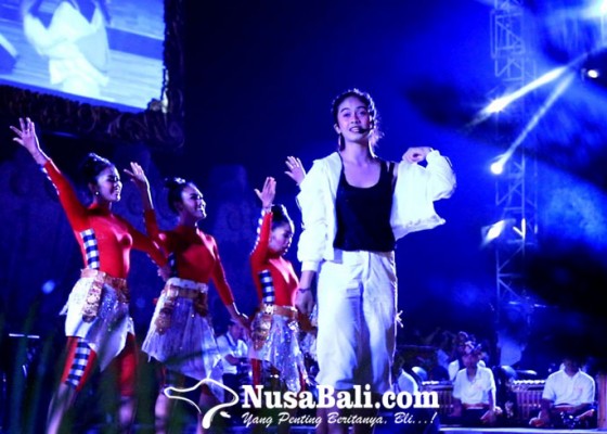 Nusabali.com - mitha-wulandari-nyanyikan-langsung-pejuang-sejati