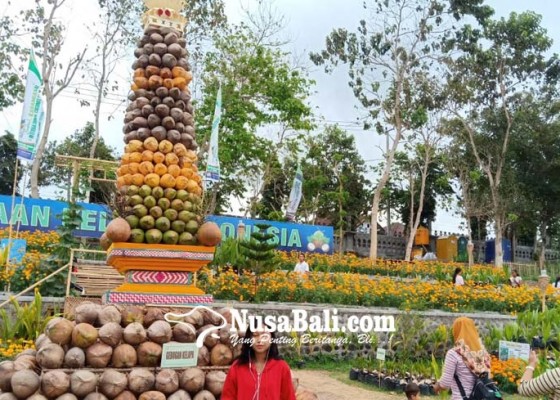 Nusabali.com - dibangun-gebogan-setinggi-8-meter-berbahan-700-butir-kelapa