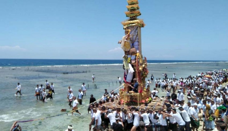 www.nusabali.com-ritual-pengarakan-bade-dan-petalungan-dilakukan-di-laut