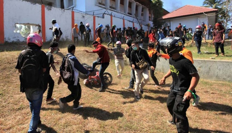 www.nusabali.com-satu-mahasiswa-tewas-tertembak-saat-demo