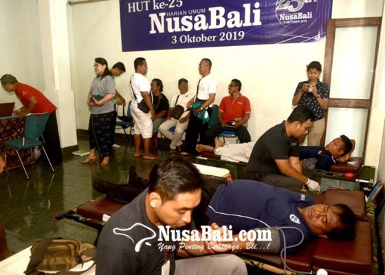Nusabali.com - politisi-hingga-artis-antusias-ikut-donor-darah-hut-nusabali