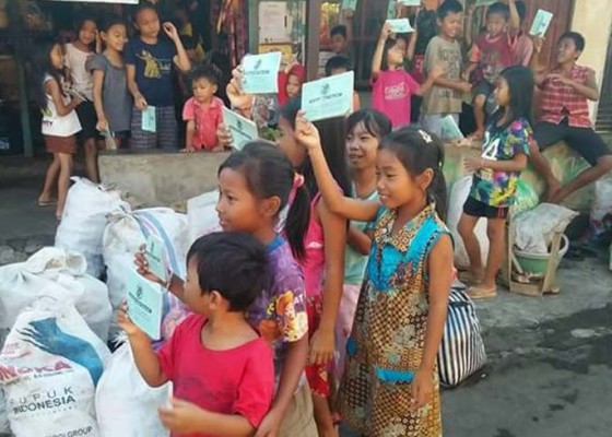 Nusabali.com - 40-anak-di-desa-panji-diajak-nabung-sampah