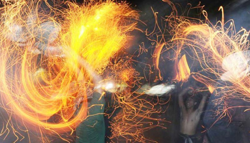 www.nusabali.com-desa-adat-tuban-gelar-tradisi-perang-api
