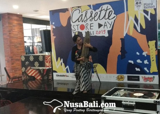 Nusabali.com - ayu-laksmi-nostalgia-di-cassette-store-day-2019