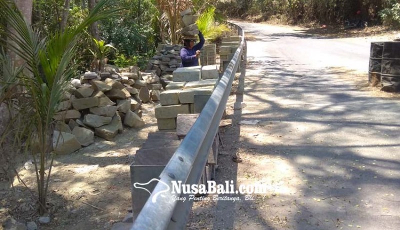 www.nusabali.com-penambang-batu-padas-terus-beraksi