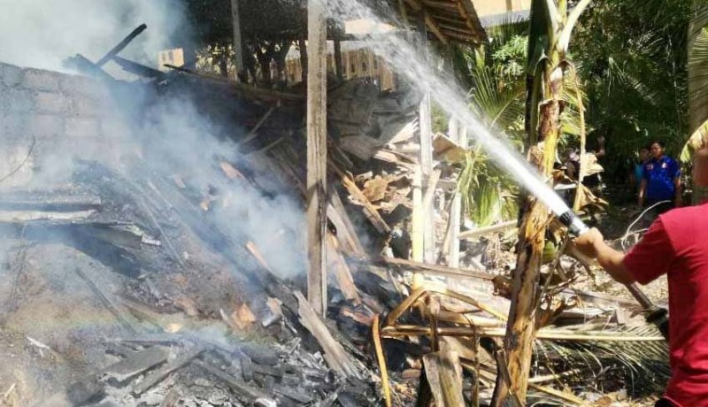 www.nusabali.com-bakar-sampah-rumah-dan-gudang-ikut-terbakar