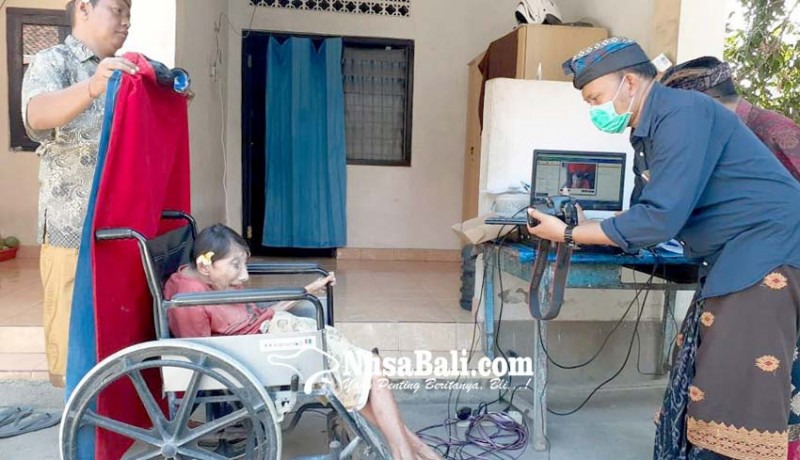 www.nusabali.com-disdukcapil-buleleng-fasilitasi-orang-sakit-dan-disabilitas