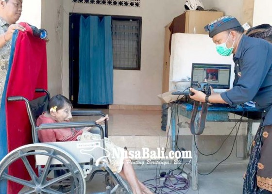 Nusabali.com - disdukcapil-buleleng-fasilitasi-orang-sakit-dan-disabilitas