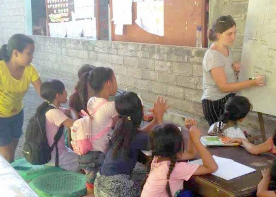Nusabali.com - empat-relawan-asing-mengajar-di-pasraman