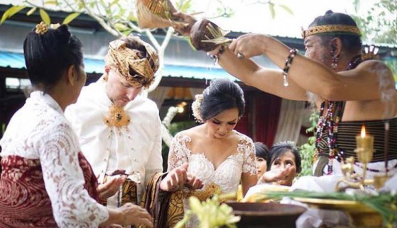 www.nusabali.com-ratusan-pasangan-pengantin-beda-negara-menikah-di-taman-prakerti-bhuana