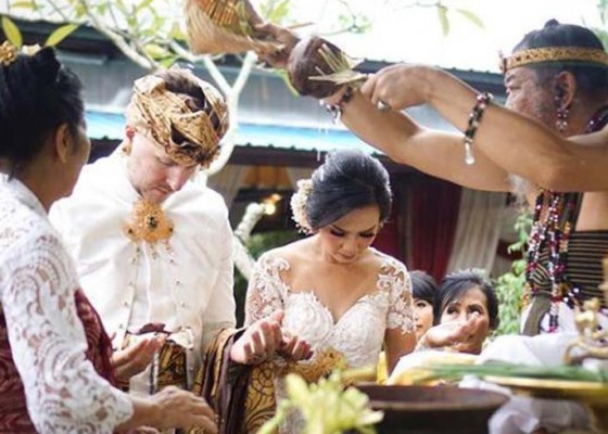 Nusabali.com - ratusan-pasangan-pengantin-beda-negara-menikah-di-taman-prakerti-bhuana