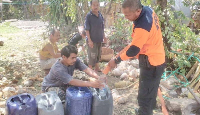 www.nusabali.com-krama-banjar-peninggaran-terima-bantuan-5000-liter-air