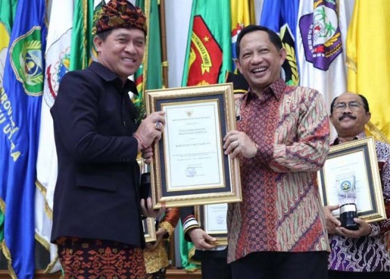 Nusabali.com - klungkung-terima-penghargaan-kabupatenkota-sehat-2019