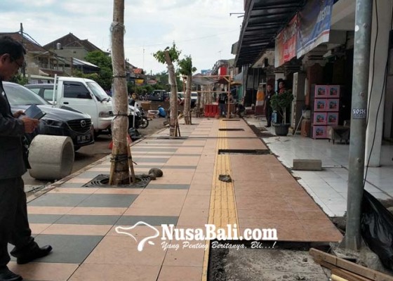 Nusabali.com - dipertanyakan-trotoar-ditanami-pohon