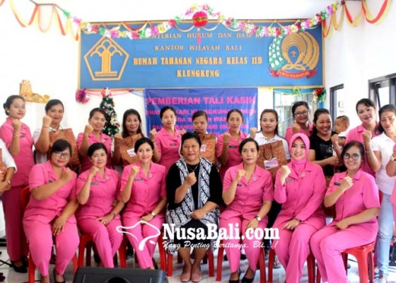Nusabali.com - sambut-hari-ibu-bhayangkari-kunjungi-tahanan-wanita