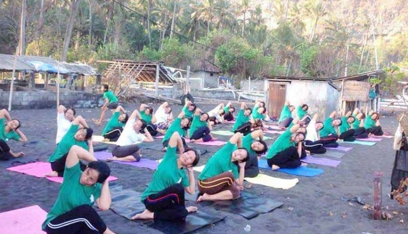 www.nusabali.com-ibu-rumah-tangga-di-desa-bugbug-latihan-yoga-kecantikan